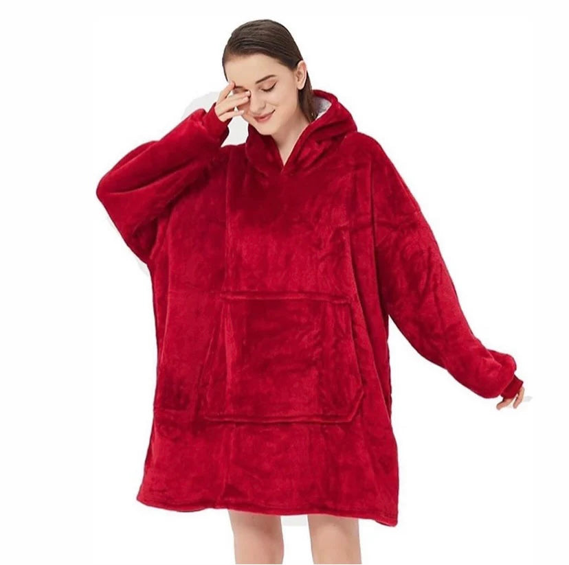 Poleron sherpa chiporro rojo, abrigo suave y cómodo con capucha y bolsillo frontal.