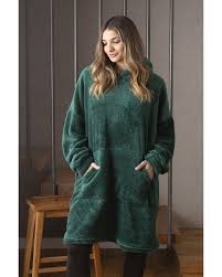 Mujer usando un poleron sherpa chiporro verde, cómodo y acogedor, con bolsillo y capucha.